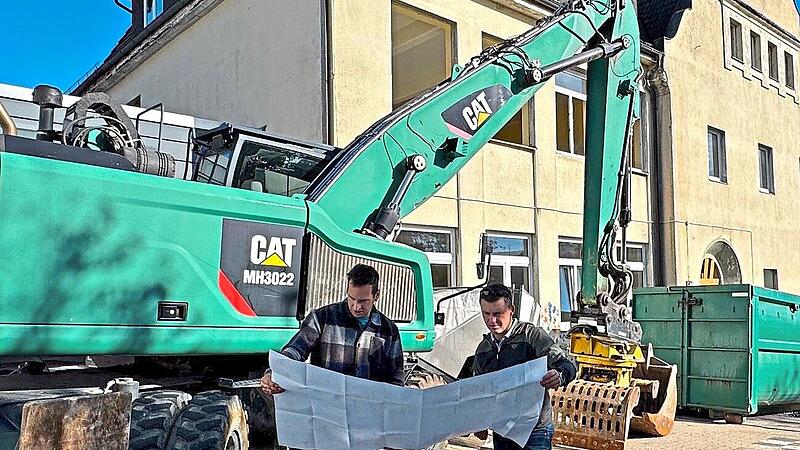 Die Abrissarbeiten am Geb&auml;ude der Grundschule in Rothenkirchen haben begonnen. Sie sollen bis Jahresende abgeschlossen sein. B&uuml;rgermeister Stefan Heinlein (rechts) und Gesch&auml;fts- und Projektleiter Antonio Sauchella besichtigten die Baustelle und s...