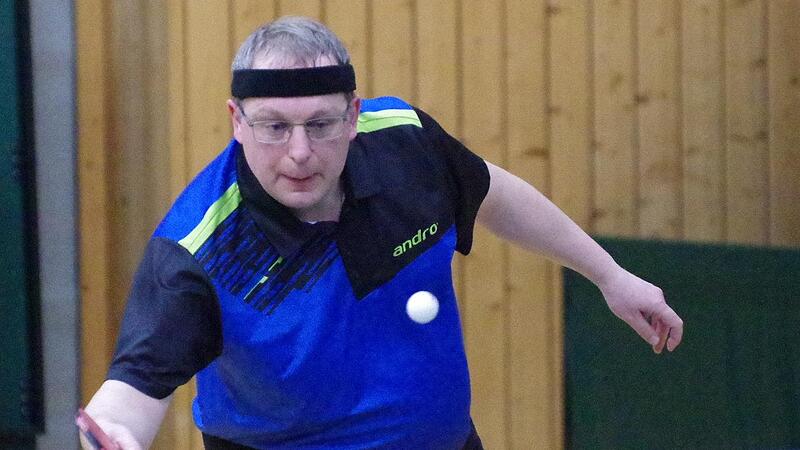 Christoph Teille schlug in dieser Saison erstmals beim Verbandsligisten TS Kronach auf. Sein Mitwirken war von Erfolg gekröt, denn er gewann seine jeweils zwei Einzel in Nürnberg und Eschenau. Christoph Teille schlug in dieser Saison erstmals beim Verbandsligisten TS Kronach auf. Sein Mitwirken war von Erfolg gekröt, denn er gewann seine jeweils zwei Einzel in Nürnberg und Eschenau.