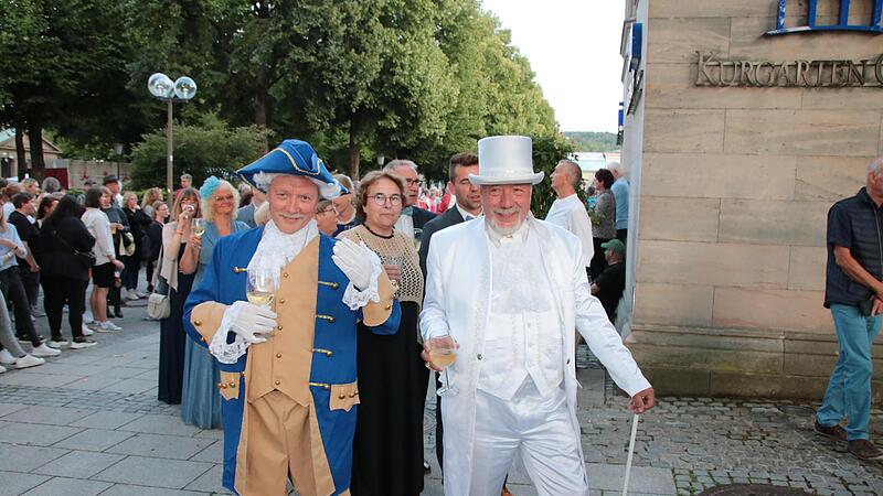 Auch viele Ballg&auml;ste kommen in historischen Kost&uuml;men