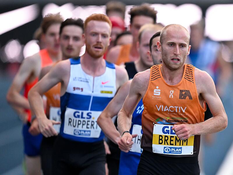 Florian Bremm (re.) f&uuml;hrte das Finale der M&auml;nner &uuml;ber 5000 Meter lange an, ehe Frederik Ruppert (li.) an ihm vorbeizog.