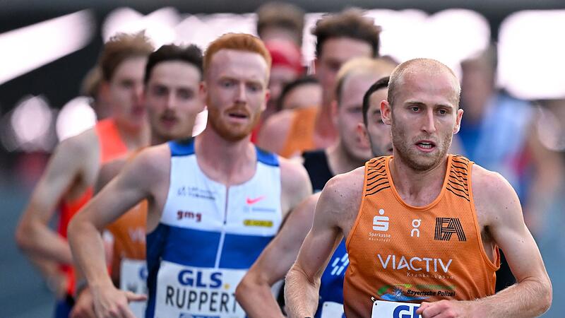 Florian Bremm (re.) f&uuml;hrte das Finale der M&auml;nner &uuml;ber 5000 Meter lange an, ehe Frederik Ruppert (li.) an ihm vorbeizog.