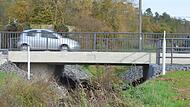 Erst sollte die Brücke in Altenhof saniert werden, dann musste doch ein Neubau her. Nach vier Jahren ist das Projekt abgeschlossen.