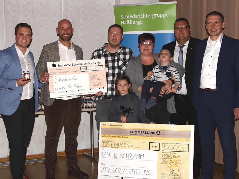 Bei der Übergabe der Spendenaktion für Marlon Schramm (von links) Moritz Meisel, SRO Christian Wetz, Dominik und Manuela Schramm mit ihren Kindern Mia und Marlon, Schirmherr Alexander Bergmann und BFV-Vizepräsident Jürgen Pfau.