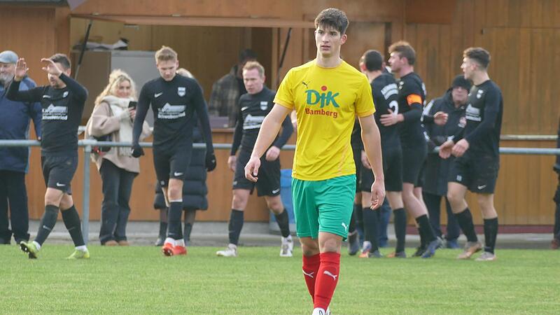 Jan-Herbert Linz und die DJK Don Bosco Bamberg haben gegen die im Hintergrund jubelnde DJK Schwebenried eine 0:2- Niederlage einstecken m&uuml;ssen.