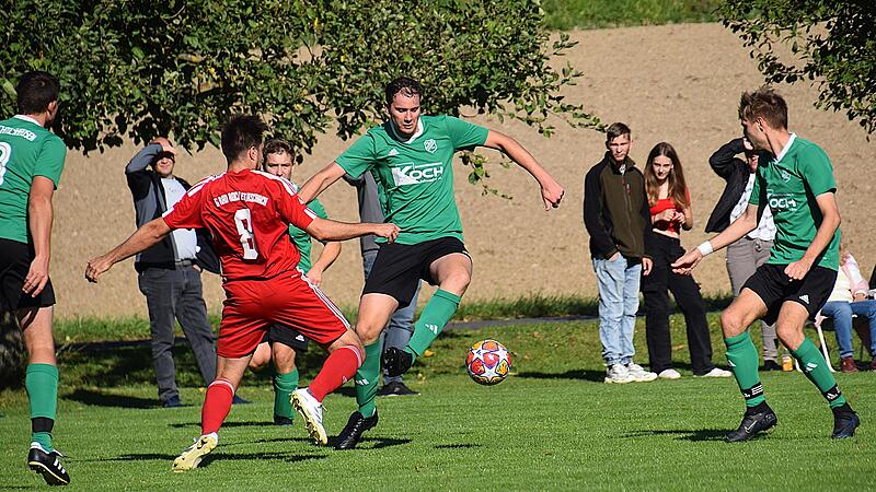 Unser Bild zeigt den Machtilsh&auml;user Valentin Saum am Ball, wie er sich gegen Stefan Weingart von der SG Aschach/Bad Bocklet durchsetzt. Mit zwei Eigentoren halfen die G&auml;ste beim SVM-Heimsieg kr&auml;ftig mit.