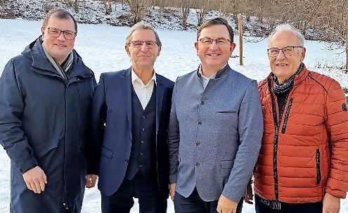 Von links: Pfarrer Florian Stark, Helmuth Ochs, B&uuml;rgermeister Alwin Gebhardt, Eduard N&ouml;th, Vorsitzender des Vereins &bdquo;Kunst und Musik im Schlosspark Unterleinleiter&ldquo;.