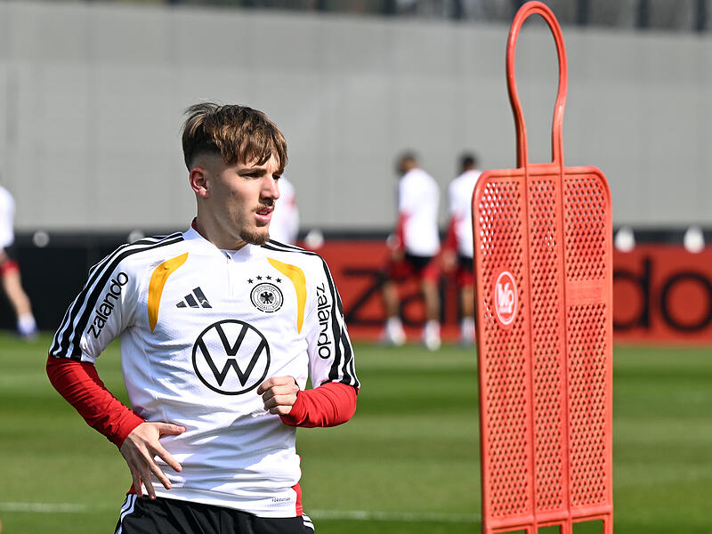 Lennart Karl ist jung, talentiert und im Fokus: Der 18-j&auml;hrige Franke ist zum ersten Mal bei der Deutschen Fu&szlig;ballnationalmannschaft im Camp in Herzogenaurach dabei.