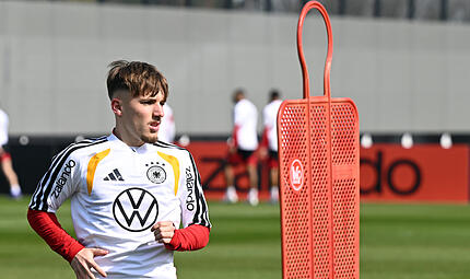 Lennart Karl ist jung, talentiert und im Fokus: Der 18-j&auml;hrige Franke ist zum ersten Mal bei der Deutschen Fu&szlig;ballnationalmannschaft im Camp in Herzogenaurach dabei.