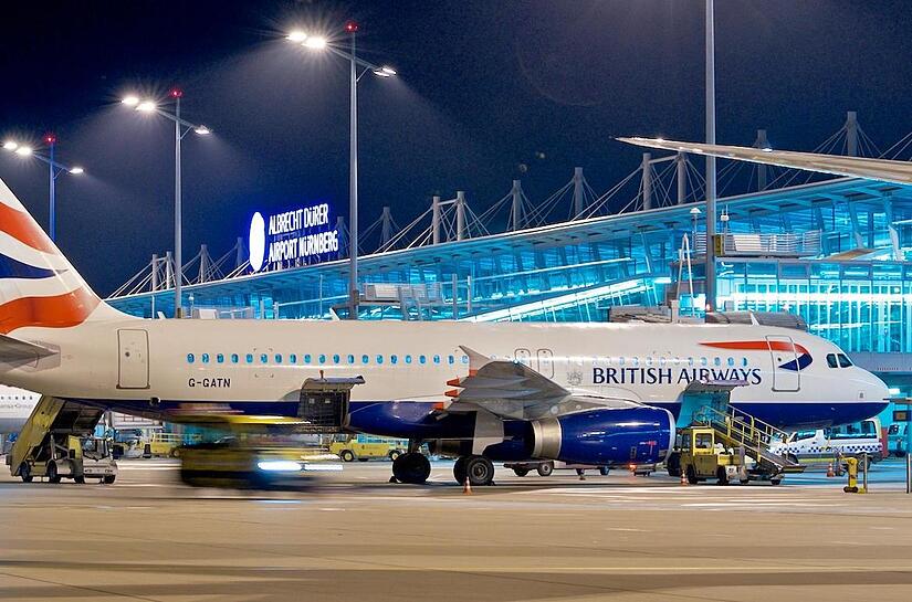 Ein Flieger der British Airways wird nachts am Flughafen N&uuml;rnberg f&uuml;r den Start bereit gemacht. Viele Niederndorfer w&uuml;nschen sich, dass das auf den Morgen verschoben wird.