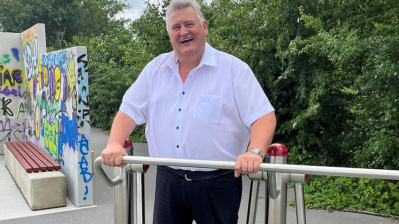 Bürgermeister Gerhard Schneider, der am Dienstag (10. Oktober) 60 Jahre alt wird, im Fitness-Park der Gemeinde Himmelkron. Das Bild symbolisiert aber zugleich auch die Arbeitsweise des Gemeindeoberhauptes: hemdsärmelig und zupackend. Bürgermeister Gerhard Schneider, der am Dienstag (10. Oktober) 60 Jahre alt wird, im Fitness-Park der Gemeinde Himmelkron. Das Bild symbolisiert aber zugleich auch die Arbeitsweise des Gemeindeoberhauptes: hemdsärmelig und zupackend.