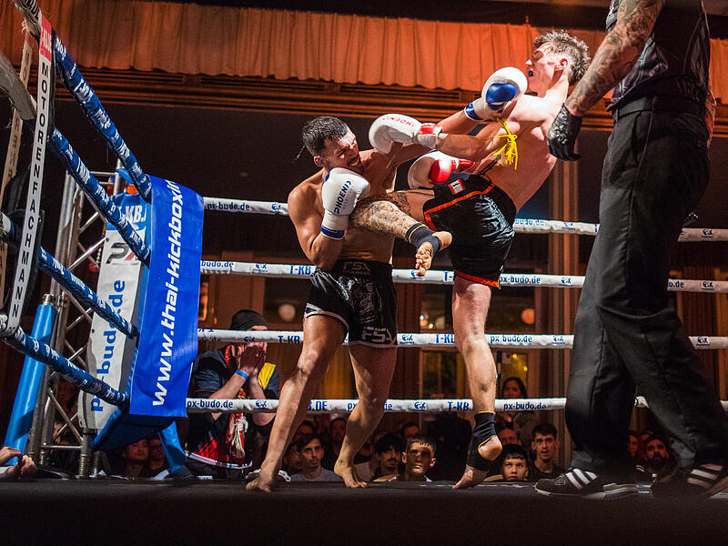 Im Hauptkampf in den Haas-Sälen feierte Sergiu Stoica (links) nach fünf Runden einen Punktsieg über Aitor Palacin Gonzalez