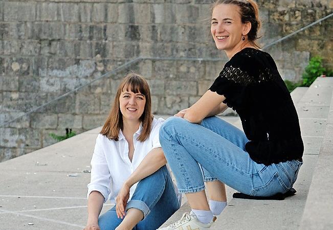 Die Pianistin und Komponistin Anne Riegler (links) und die Ausnahmemusikerin Samira Spiegel gastieren als duo:ars&sup2; im Kloster Wechterswinkel.