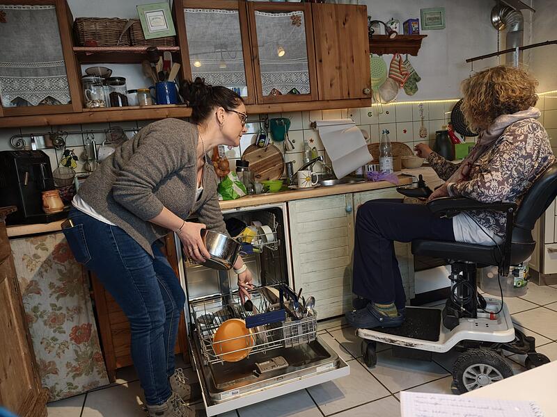 Julia Bauer räumt mit Karen Seufert die Spülmaschine aus. Julia Bauer räumt mit Karen Seufert die Spülmaschine aus.