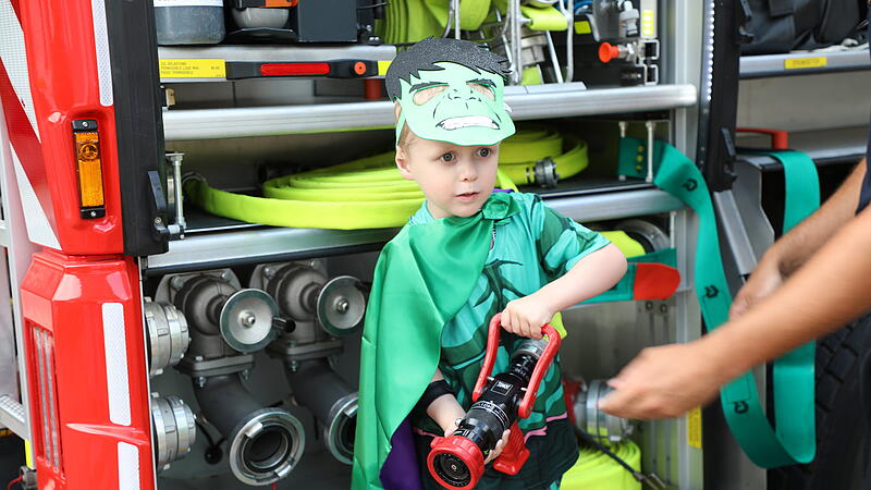 Hier ist Matheo aus Bad Rodach bei einer Superheldenparty Anfang August, die seine Mama f&uuml;r ihn organisiert hatte. Die Freiwillige Feuerwehr aus Grub am Forst &uuml;berraschte den krebskranken Jungen mit einem Besuch.