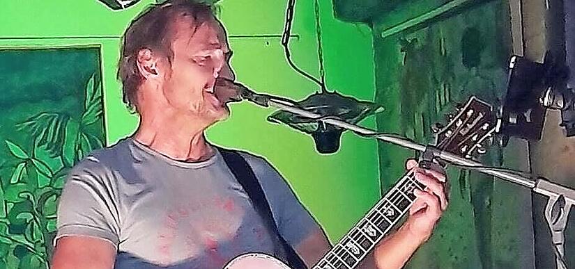Bernd Meusel an der Gitarre