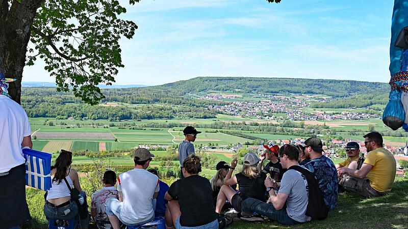 Am Samstag, 2. Mai, pilgerten zahlreiche Besucher bei bestem Wetter auf das Volksfest auf dem Walberla.
