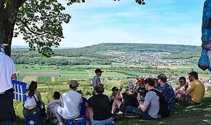 Am Samstag, 2. Mai, pilgerten zahlreiche Besucher bei bestem Wetter auf das Volksfest auf dem Walberla.