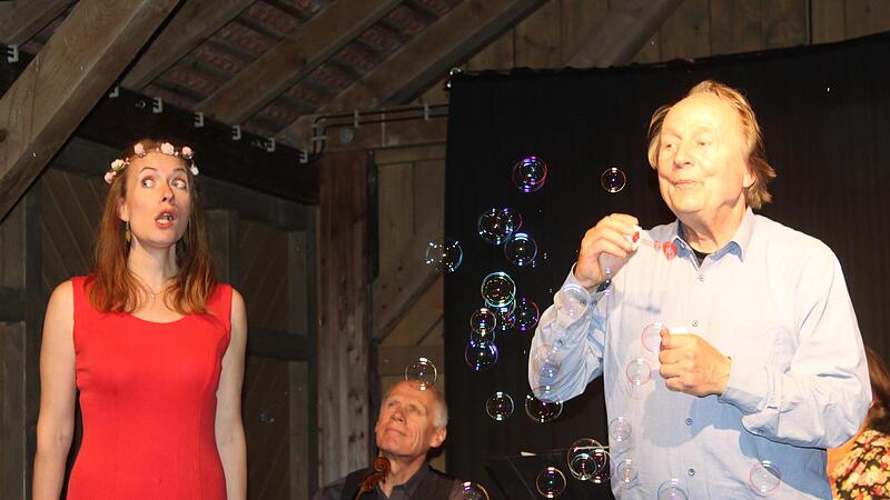 Rebekka Herl ist zur Liebe die staunende Verwunderung ins Gesicht geschrieben, Jan Burdinski hingegen greift zur Symbolik. Seifenblasen sind schön, können aber platzen.