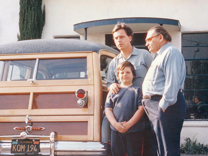 Drei Generationen im Autobau: Rudy Stoessel mit Sohn William (genannt Bill) und Enkel Anthony auf einem Foto der 1960er Jahre Drei Generationen im Autobau: Rudy Stoessel mit Sohn William (genannt Bill) und Enkel Anthony auf einem Foto der 1960er Jahre