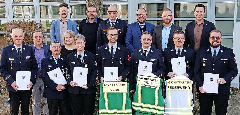 Mit Reinhard Hartung (vorne, links) und Michael Reubel (vorne, dritter von links) scheiden zwei langj&auml;hrige Mitglieder der Coburger Kreisbrandinspektion aus. Kreisbrandrat Stefan P&uuml;ls (hinten, Dritter von links) und Landrat Sebastian Straubel (hin...