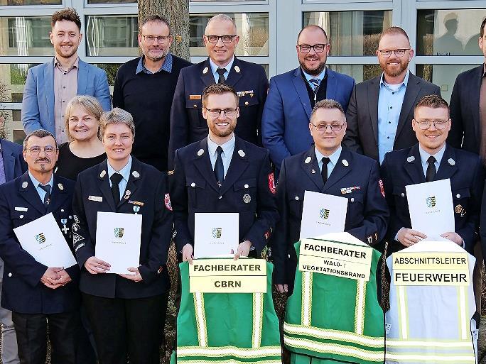 Mit Reinhard Hartung (vorne, links) und Michael Reubel (vorne, dritter von links) scheiden zwei langj&auml;hrige Mitglieder der Coburger Kreisbrandinspektion aus. Kreisbrandrat Stefan P&uuml;ls (hinten, Dritter von links) und Landrat Sebastian Straubel (hin...