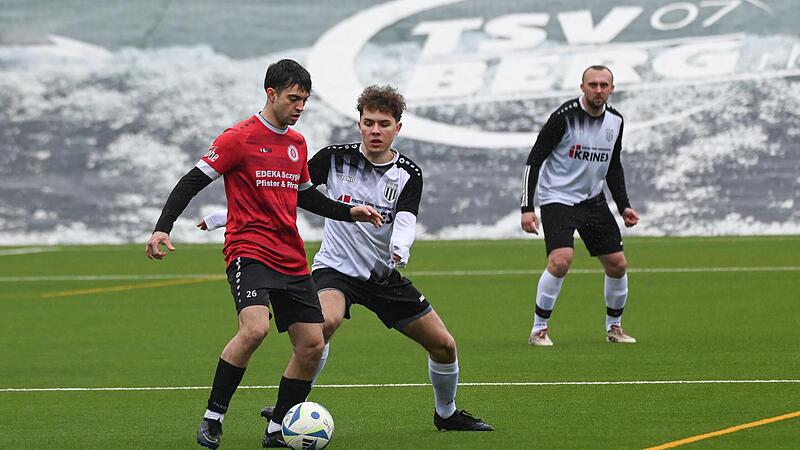 Noah Nestmann (rechts) vom FC Sand attackiert den Bergrheinfelder Jonas Scherpf. Noah Nestmann (rechts) vom FC Sand attackiert den Bergrheinfelder Jonas Scherpf.