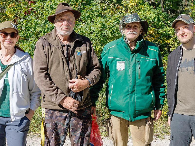 Die beiden ehrenamtlichen Natursch&uuml;tzer Harald Bei&szlig;er und Ronald Vogler (Mitte, von links) haben Barbara Fuchs (links) und Ken Staron (rechts) ihre Arbeit im Naturschutzgebiet in Tennenlohe vorgestellt.