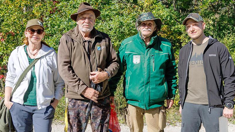 Die beiden ehrenamtlichen Natursch&uuml;tzer Harald Bei&szlig;er und Ronald Vogler (Mitte, von links) haben Barbara Fuchs (links) und Ken Staron (rechts) ihre Arbeit im Naturschutzgebiet in Tennenlohe vorgestellt.