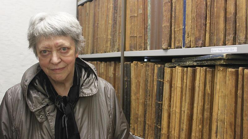 Die Luft im Archiv kennt Monika Mennel seit gut 25 Jahren. Früher war sie Bankerin.
