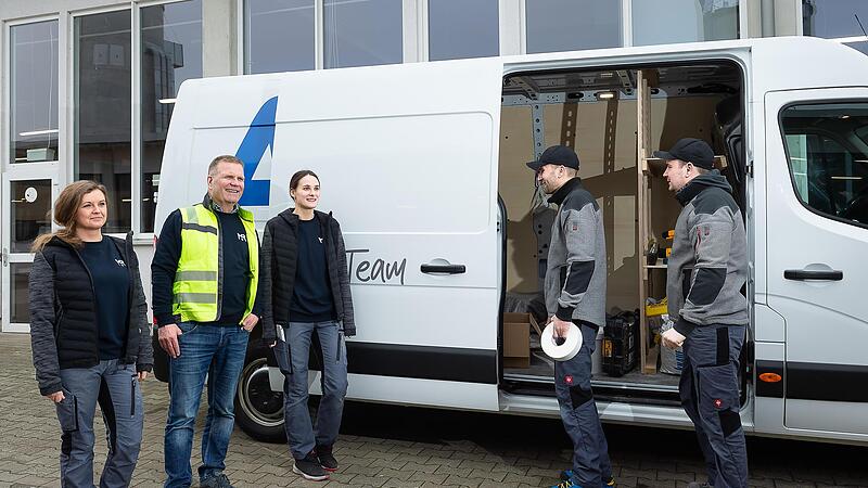Unternehmer Thomas Schuhmann (mit gelber Weste) hat in Schondra die Ukrainerinnen Inna (von links) und Jana Voichuk angestellt. Deren Ehem&auml;nner Oleg und Alex Voichuk haben sich mit Schuhmanns Hilfe mit einer Trockenbaufirma selbst&auml;ndig gemacht.