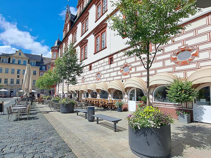 Platanen statt Pflasterhitze: Coburgs Marktplatz k&ouml;nnte bald gr&uuml;ner werden. Doch der Denkmalschutz steht dem Vorhaben kritisch gegen&uuml;ber.