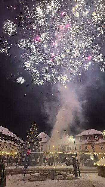 Mit einem Brillant-Feuerwerk auf dem Marktplatz startete die Stadt Stadtsteinach in ihr Jubil&auml;umsjahr.