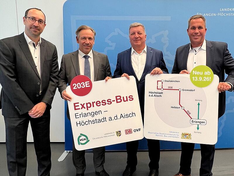 Bayerns Verkehrsminister Christian Bernreiter (Zweiter von rechts) übergibt den Förderbescheid für die landesbedeutsame Buslinie 203E an Landrat Alexander Tritthart (Zweiter von links). Mit im Bild VGN-Geschäftsführer Torsten Heider (links) und OV... Bayerns Verkehrsminister Christian Bernreiter (Zweiter von rechts) übergibt den Förderbescheid für die landesbedeutsame Buslinie 203E an Landrat Alexander Tritthart (Zweiter von links). Mit im Bild VGN-Geschäftsführer Torsten Heider (links) und OV...