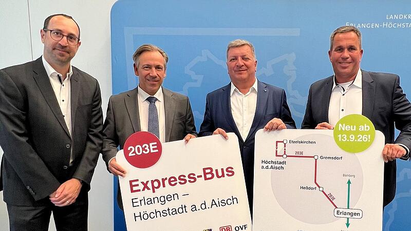 Bayerns Verkehrsminister Christian Bernreiter (Zweiter von rechts) übergibt den Förderbescheid für die landesbedeutsame Buslinie 203E an Landrat Alexander Tritthart (Zweiter von links). Mit im Bild VGN-Geschäftsführer Torsten Heider (links) und OV... Bayerns Verkehrsminister Christian Bernreiter (Zweiter von rechts) übergibt den Förderbescheid für die landesbedeutsame Buslinie 203E an Landrat Alexander Tritthart (Zweiter von links). Mit im Bild VGN-Geschäftsführer Torsten Heider (links) und OV...