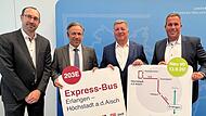 Bayerns Verkehrsminister Christian Bernreiter (Zweiter von rechts) &uuml;bergibt den F&ouml;rderbescheid f&uuml;r die landesbedeutsame Buslinie 203E an Landrat Alexander Tritthart (Zweiter von links). Mit im Bild VGN-Gesch&auml;ftsf&uuml;hrer Torsten Heider (links) und OV...