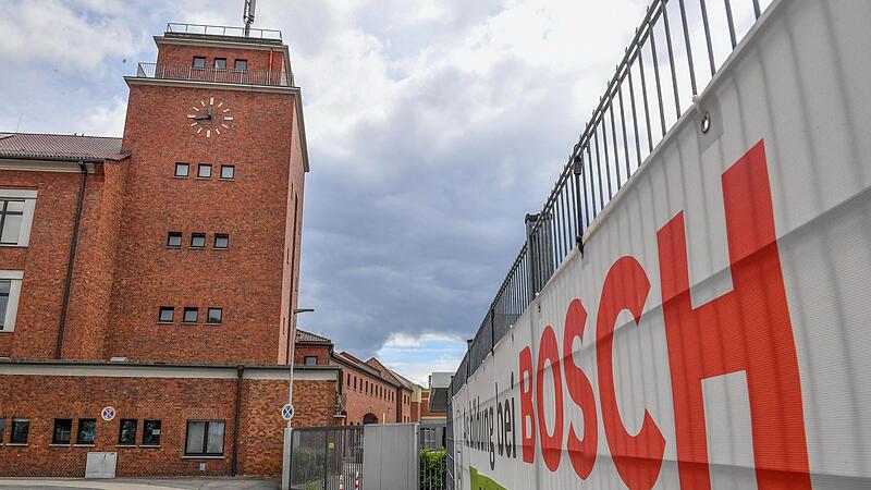 Viertel vor Zwölf zeigt die Uhr bei Bosch in Bamberg, wo derzeit etwa 6300 Menschen beschäftigt sind – davon zwei Drittel im Bereich Verbrennungsmotoren. Droht nach einer EU-Parlamentsentscheidung nun eine Massenarbeitslosigkeit? Ja, fürchtet Bosc...