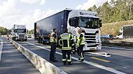 Auf Höhe der Autobahnabfahrt Erlangen/Frauenaurach fuhr im Baustellenbereich ein Lastwagen (r.) auf einen anderen auf.