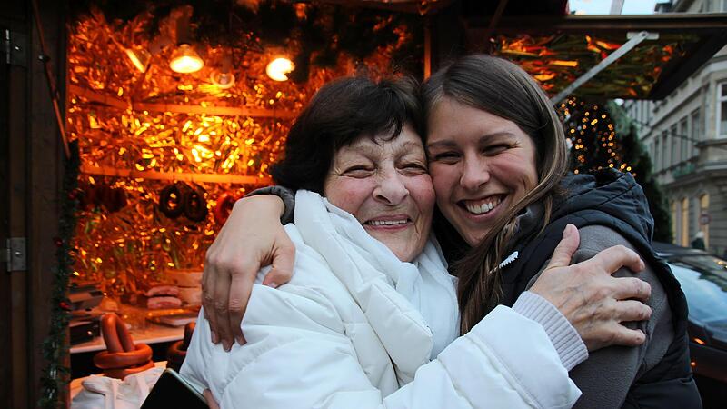 Vor 40 Jahren verkaufte Marianne Breitenberger (links) erstmals Pasteten sowie Schinken- und Wurstspezialitäten auf dem Coburger Weihnachtsmarkt. Inzwischen hat Miriam Lange den Stand übernommen.