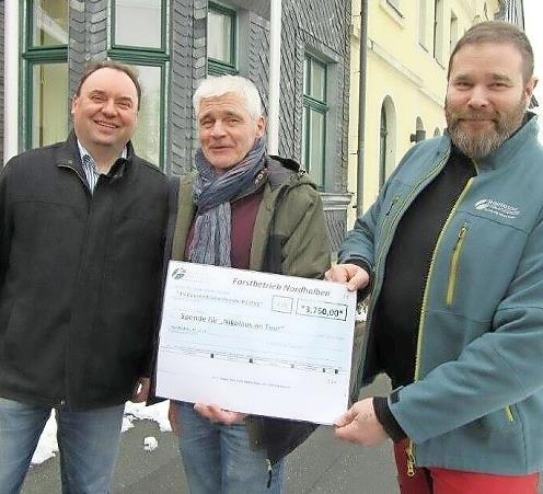 Erl&ouml;s der &bdquo;Holz-Werke&ldquo;: Spenden&uuml;bergabe des Bayerischen Staatsforstbetriebes Nordhalben.