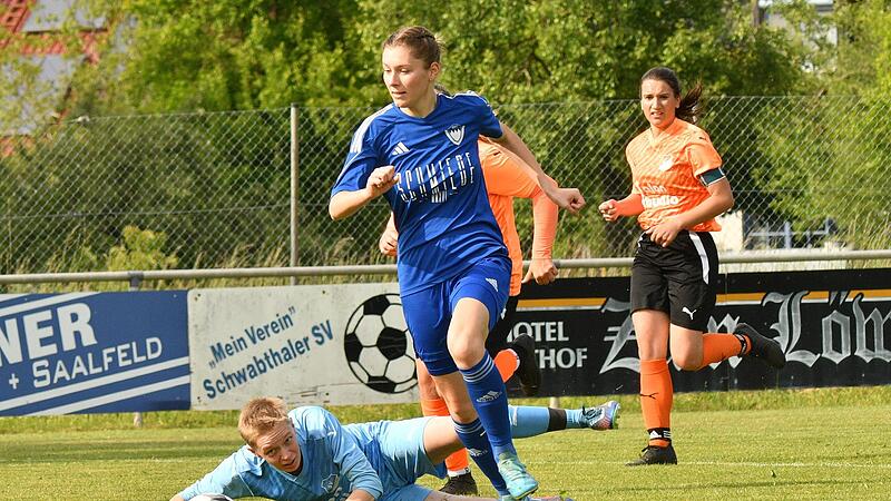 Die Schwabthaler Alina Hellmuth umspielt die G&auml;stetorfrau Len Hofmann und versenkt den Ball zum 1:0 ins Tor.