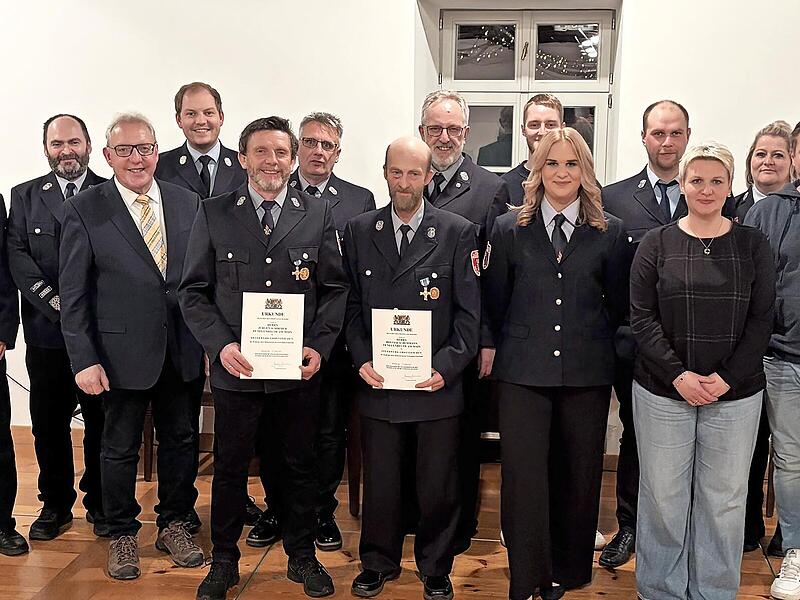 Von links: J&ouml;rg Kunstmann (Vertreter des Landrats), Kommandant Roland M&uuml;ller, Beisitzer Mario Schuhmann, B&uuml;rgermeister Harald H&uuml;bner, Kreisbrandmeister Jonas Paulini, Geehrter und Beisitzer J&uuml;rgen Schirmer, neuer Vorsitzender Andy Schwarz, Geehrte...