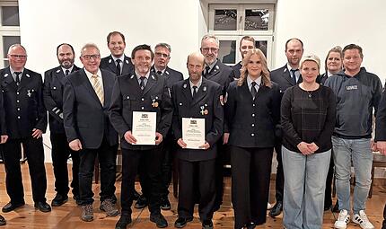 Von links: J&ouml;rg Kunstmann (Vertreter des Landrats), Kommandant Roland M&uuml;ller, Beisitzer Mario Schuhmann, B&uuml;rgermeister Harald H&uuml;bner, Kreisbrandmeister Jonas Paulini, Geehrter und Beisitzer J&uuml;rgen Schirmer, neuer Vorsitzender Andy Schwarz, Geehrte...