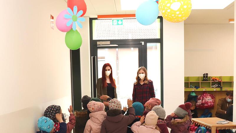 Die Kinder freuen sich mit den beiden Leiterinnen (von links) Sabrina Wendler und Sabrina R&uuml;hl, dass sie wieder zu Hause in der Kita Kunterbunt sind. Das Bild ist im Flur aufgenommen, wo der Wasserschaden im vergangenen Jahr auftrat.