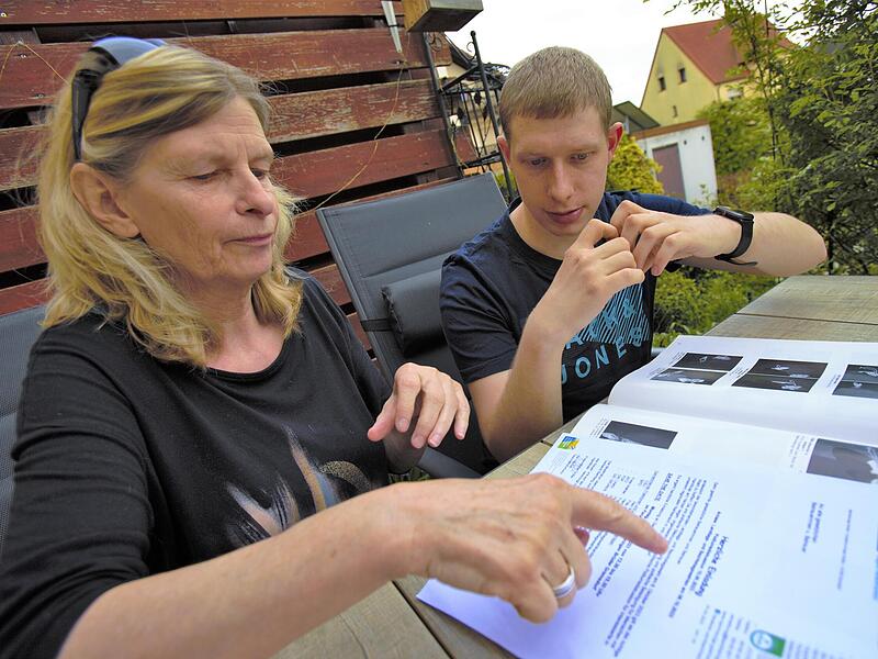 Inklusion in Bayern scheitert oft an Kommunikation: Mit Mutter Heidi (links) kann sich der 28-jährige André Murawski aus Heroldsbach bequem unterhalten. Schwieriger wird es bei öffentlichen Terminen – dann geht es nicht ohne Dolmetscher.Forchheim & Fränkische Schweiz Inklusion in Bayern scheitert oft an Kommunikation: Mit Mutter Heidi (links) kann sich der 28-jährige André Murawski aus Heroldsbach bequem unterhalten. Schwieriger wird es bei öffentlichen Terminen – dann geht es nicht ohne Dolmetscher.Forchheim & Fränkische Schweiz