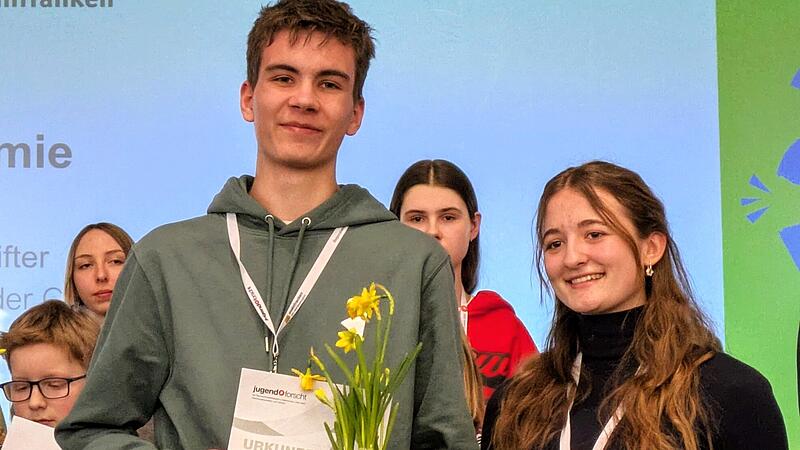 Tom Kre&szlig;bach und Elisabeth Fischermann, Gymnasiasten aus Elsenfeld (Miltenberg), gewannen mit Entwicklung einer essbaren Batterie einen der zwei ersten Pl&auml;tze in der Kategorie Chemie