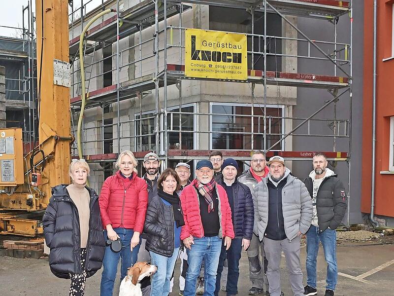 Paula Weingarth (Vierte v.l.) und Horst Ludwig Weingarth (Sechster v.l.) freuten sich mit den Mitarbeitern der Weingarth-Stiftung und der am Bau beteiligten Firmen und Einzelpersonen &uuml;ber das Richtfest am Schaudepot in R&ouml;dental.