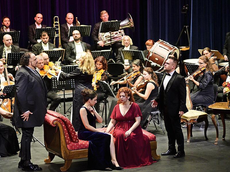 Große Oper auf der kleinen Bühne der Dr.-Stammberger-Halle: Chor und Orchester der Sofia Symphonics gastierten unter der Leitung von Ljubka zu Guttenberg in Kulmbach.