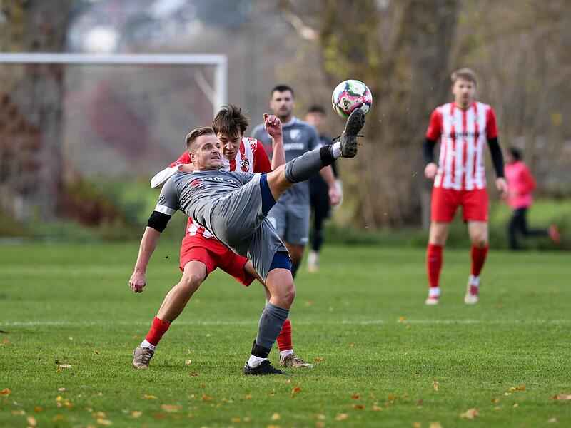 Patrick Simon vom SV Fatschenbrunn leitet den Ball mit einem Rückzieher weiter.