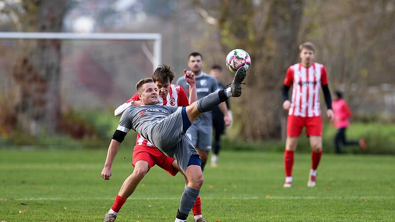 Patrick Simon vom SV Fatschenbrunn leitet den Ball mit einem Rückzieher weiter. Patrick Simon vom SV Fatschenbrunn leitet den Ball mit einem Rückzieher weiter.