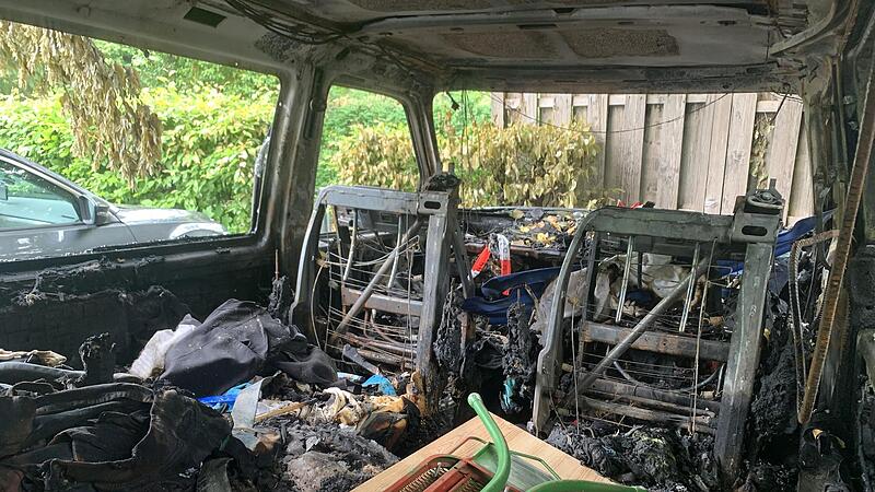 Dieser in Coburg geparkte VW Bus wurde bei einem Brandanschlag v&ouml;llig zerst&ouml;rt.